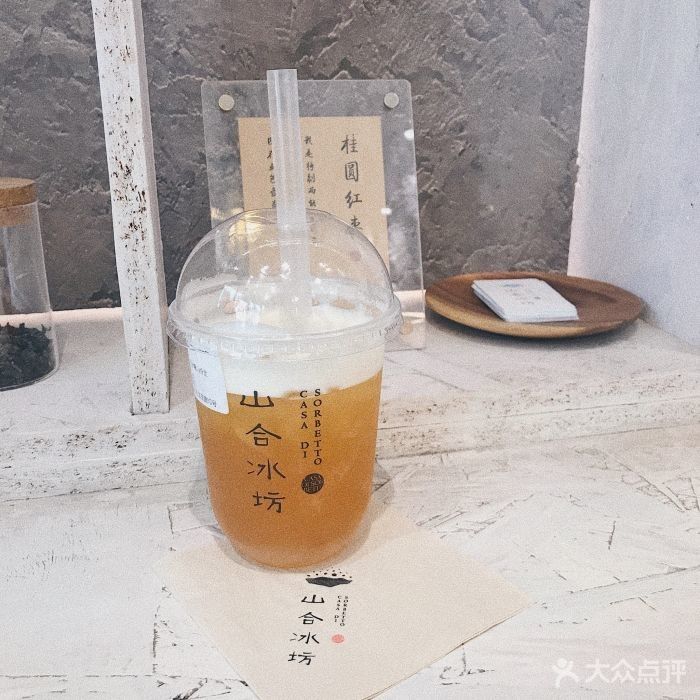 500 مل أكواب بلاستيكية يمكن التخلص منها أكواب بوبا البلاستيكية على شكل U مع أغطية قش وقش